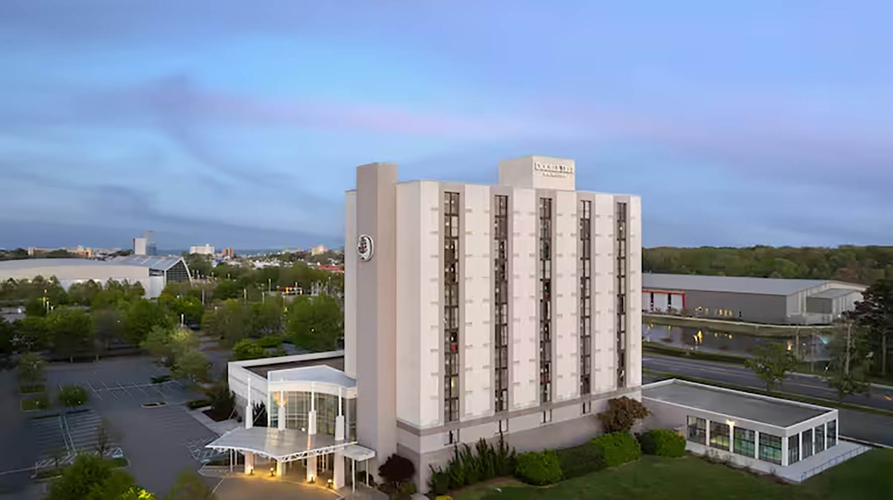DoubleTree by Hilton Hotel Virginia Beach exterior
